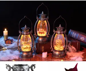 Lanterne decorative vintage di Halloween con figure di fantasma, zucca e teschio all'interno
