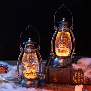 Lanterne vintage di Halloween con brillantini e motivi di zucca e fantasma su libro