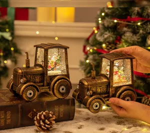 Detailansicht der Vintage-Traktor-Weihnachtsschneekugel mit wirbelndem Glitzer