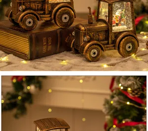 Nahaufnahme von Vintage-Traktor-Weihnachtswasserlaternen auf warmem dekorativem Hintergrund