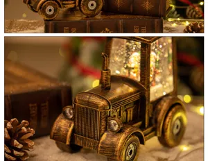 Detail der antiken goldenen Traktor Weihnachts-Schneekugel