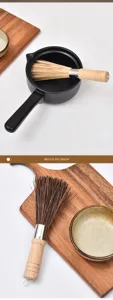Traditionele houten handvat potborstel met natuurlijke haren voor keukenreiniging.