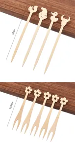 Forchette di frutta in legno usa e getta con simpatici decori di animali per feste.