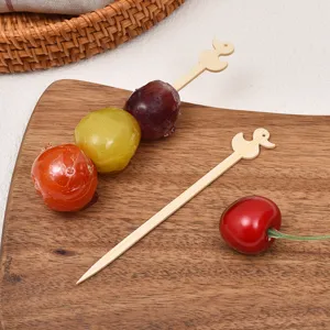 Spiedini di frutta in legno di cartone animato carino usa e getta per feste e dolci.