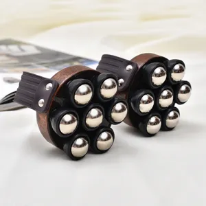 Hand-Rollenmassagebürste mit mehreren Metallkugeln zur Entspannung von Körper und Rücken.