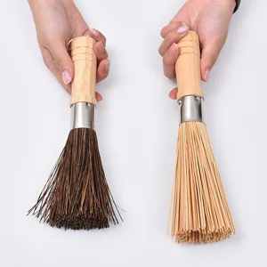 Traditionele houten handvat keuken pan reinigingsborstel met natuurlijke palm en bamboe borstelharen.