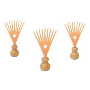Mini masseur de tête portable avec manche en bois et neuf griffes pour la relaxation.