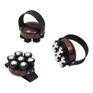 Handgehaltene Holz-Rollen-Massagebürste mit Metallkugeln für die Ganzkörperpflege.