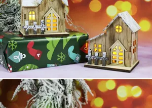 Vista dettagliata di casette in legno a LED luminose per decorazioni natalizie.