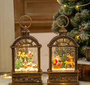 Détail de deux lanternes boules à neige de Noël vintage avec des scènes lumineuses.