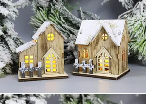 Vista dettagliata di due casette di Natale in legno illuminate con tetti innevati e luci LED.