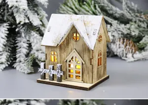Decorazione natalizia in legno con LED, tetto innevato e calda luce festiva
