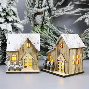 Decorazioni natalizie luminose a forma di casa in legno con luci a LED e tetti innevati