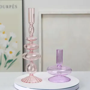 Detailansicht kreativer minimalistischer Glas-Kerzenhalter und Vase, moderne Heimdekor-Dekoration.