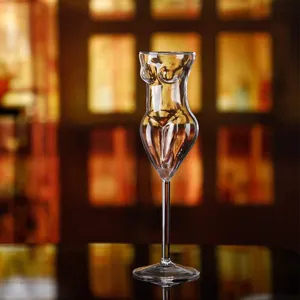 Kreatives menschliches Körperweinglas, einzigartiger nackter weiblicher Kelch aus Glas.