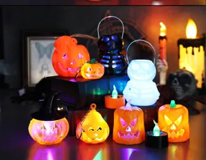 Φωτεινά φανάρια κολοκύθας και σκελετού Halloween σε παλιά βιβλία