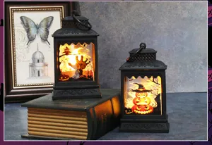 Lanterne LED decorative per Halloween con sagome di zucche su libri antichi da tavolo
