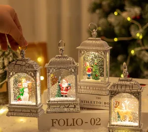 Gros plan de quatre lanternes blanches vintage avec scènes de neige de Noël festives