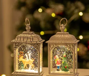 Vue détaillée de lanternes de Noël blanches avec renne et effet boule à neige.
