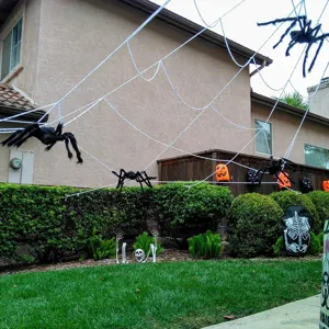 Γιγαντιαίος ιστός αράχνης Halloween εξωτερικού χώρου και μαύρες βελούδινες αράχνες κήπου.