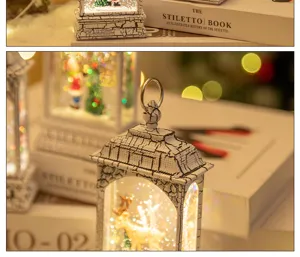 Vue détaillée d'une lanterne de Noël vintage blanche avec un renne