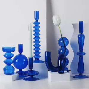 Ensemble de bougeoirs et vases en verre bleu, déco d'art minimaliste pour table de salon.