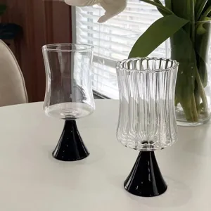 Vintage Glas Kelch Set mit schwarzem konischem Fuss fuer Wein und Wasser Detail Ansicht.