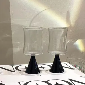 Vintage Wein-Glasbecher mit schwarzem Fuß, elegante klare Stielgläser für Zuhause.