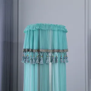 Dettaglio della copertura per condizionatore verticale turchese con rete in pizzo e nappe eleganti.