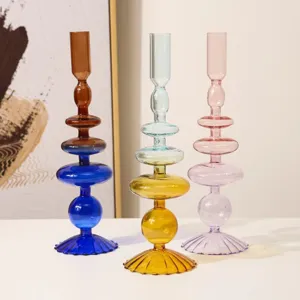 Vue détaillée de bougeoirs en verre empilé coloré créatif, bel ornement artistique.