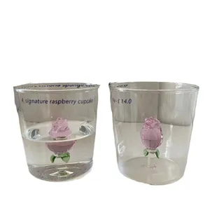 Vaso de agua de vidrio transparente con rosa 3D rosa y estampado inglés elegante.