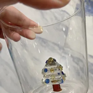Dettaglio ravvicinato di una tazza in vetro trasparente con un piccolo albero 3D.