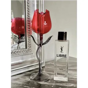 Französisches romantisches rotes Tulpen-Glas Pokal Detailansicht elegante Tischdeko