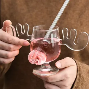 Dettaglio tazza in vetro alce creativo, vetro borosilicato trasparente con corna e cannuccia.