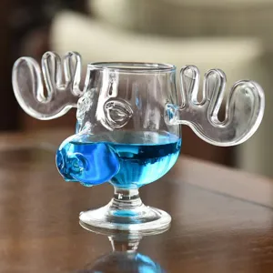 Primo piano dettagliato della tazza in vetro a forma di alce con manici di corna.