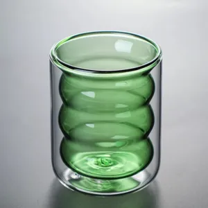 Vaso de doble pared con diseño interior de espiral verde para café, leche y jugos.