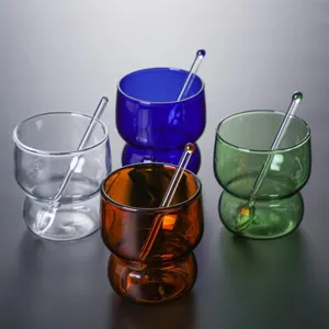Set de tasses en verre coloré créatif avec cuillère pour le café, le lait et le thé.
