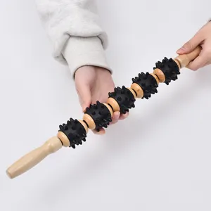 Houten handmatige massagerol met stekels voor rug, nek en spierontspanning, handig hulpmiddel.