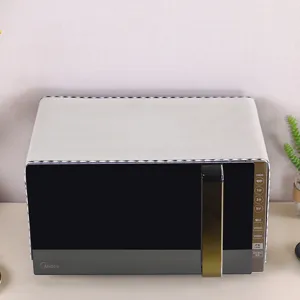 Vista dettagliata della copertura antipolvere per microonde con raffinato tessuto beige.
