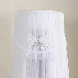 Copertura antipolvere bianca in pizzo per condizionatore con fiocco elegante e perla.