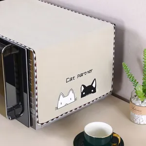Dettaglio in primo piano della copertura antipolvere per microonde beige con gatto.