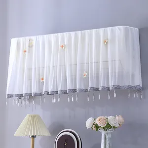 Housse anti-poussière murale en dentelle pour climatiseur avec applique florale et franges.