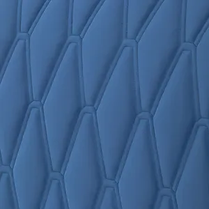 Dettaglio copri testata letto in pelle blu con motivo trapuntato geometrico e morbido.