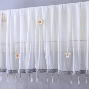 Housse anti-poussière murale pour climatiseur en dentelle blanche avec marguerites et franges.