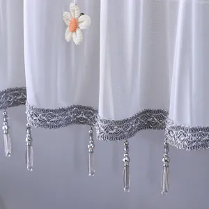 Rideau pare-vent transparent blanc pour climatiseur avec bordure argentée et perles.