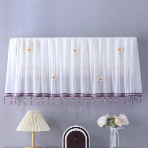 Housse de climatiseur en dentelle blanche avec fleurs et frange de perles violettes, détail élégant.