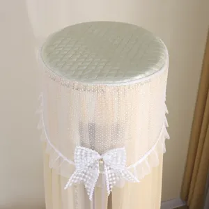 Copertura antipolvere per condizionatore verticale cilindrico con elegante fiocco in pizzo.