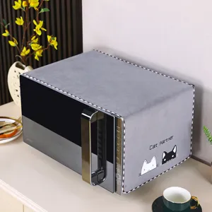 Copertura antipolvere per microonde in velluto grigio con stampa gatto e bordi rifiniti bene.