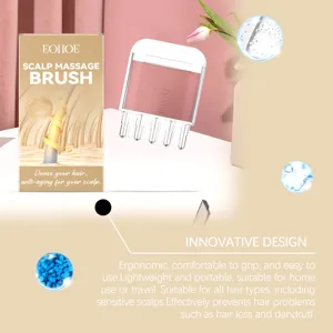 Vue detaillee de la brosse de massage du cuir chevelu avec reservoir de liquide integre.