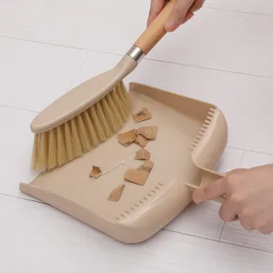 Mini set farasi kai skoupa me xylini lavi gia ton katharismo tou grafeiou sas